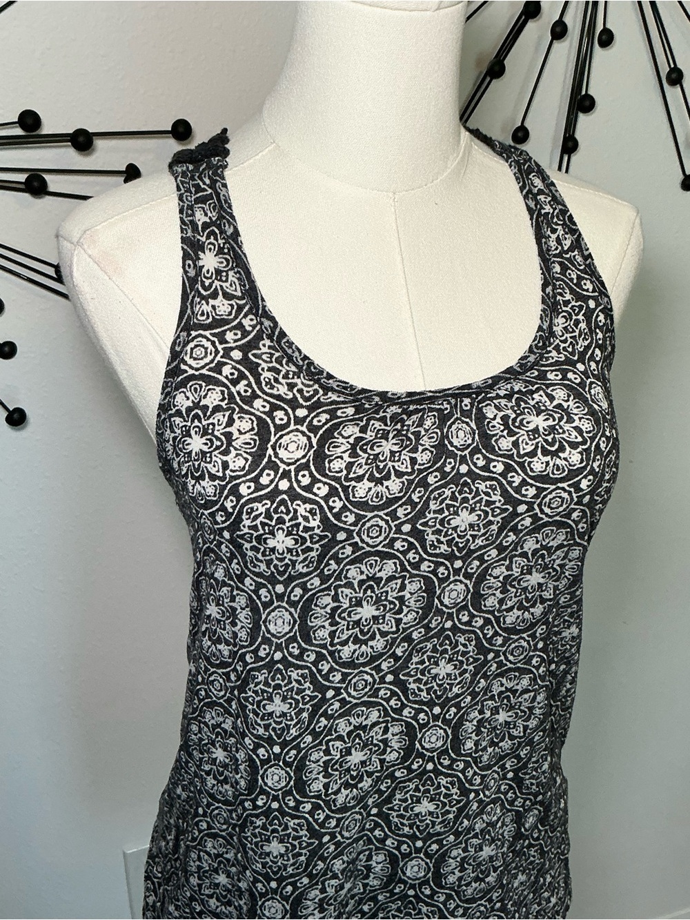 Y2K Lei Boho Crochet Back Medallion Tank Top Size Small - Picture 2 of 4